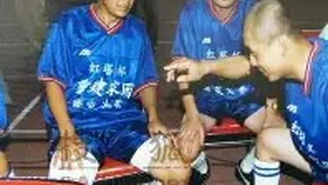 《太阳报独家曝料：萨卡甜蜜佳人荣登时尚界新宠，携手成新任“贝嫂”与“小贝”传奇情侣！》