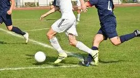 “拜合拉木一击制胜师兄引热议，道德疑虑恐成国足负担”